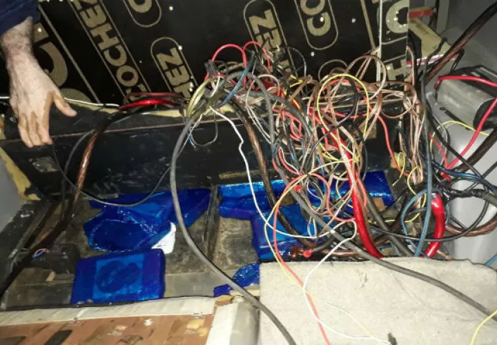 La droga en Veraguas se encontraba oculta bajo las bocinas. Fotos: Víctor Eliseo Rodríguez.  
