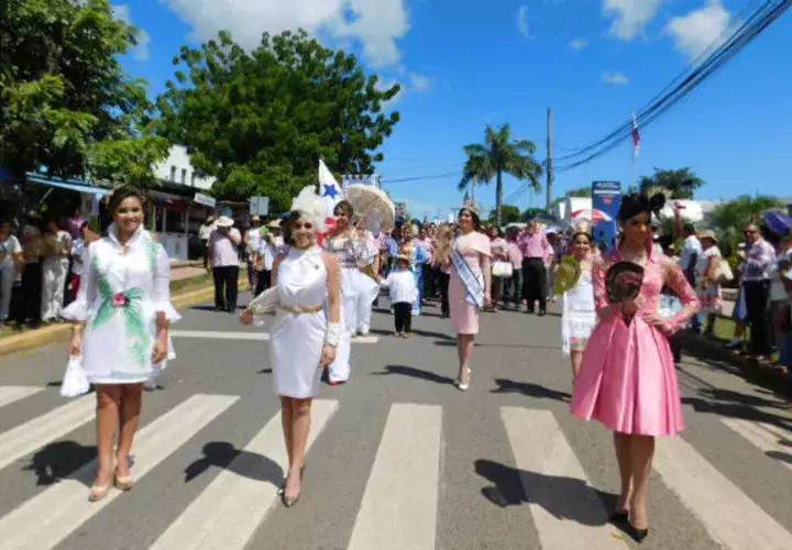 El desfile en Las Tablas, es un desfile  cívico y a su vez folclórico. Fotos: Zenaida Vásquez. 