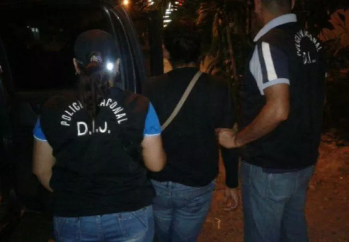 La mujer salió huyendo de la residencia. Foto: Mayra Madrid. 