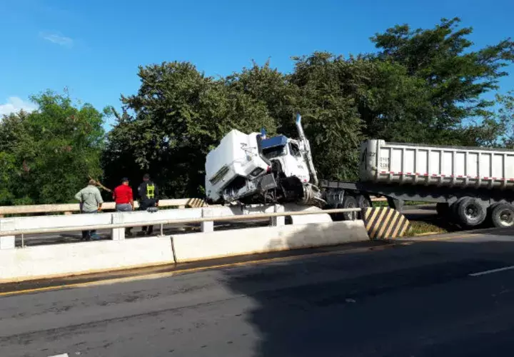 Una grúa removió el vehículo.  Fotos: Elena Valdez. 