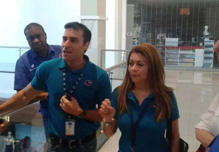 Funcionarios de la Acodeco realizan un recorrido por el centro comercial Multiplaza. Foto/Cortesía Acodeco
