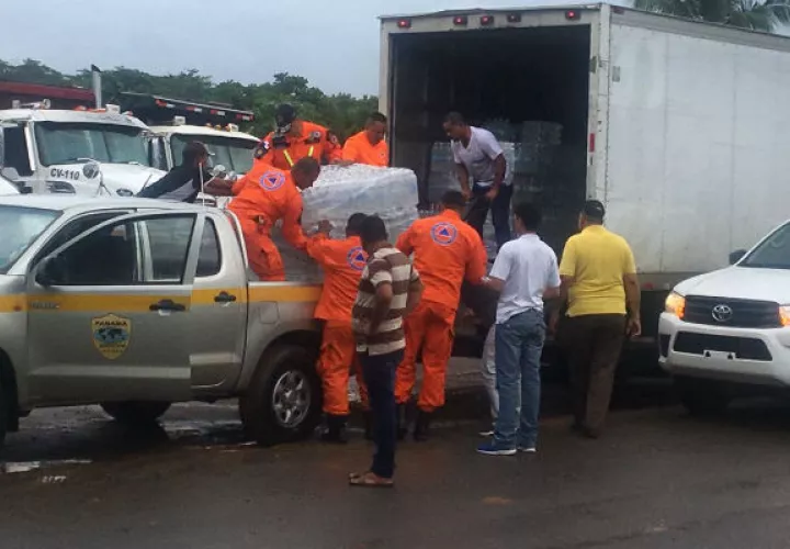 Se esperan los resultados del agua del río, mientras se entrega embotellada. Foto: Thays Domínguez