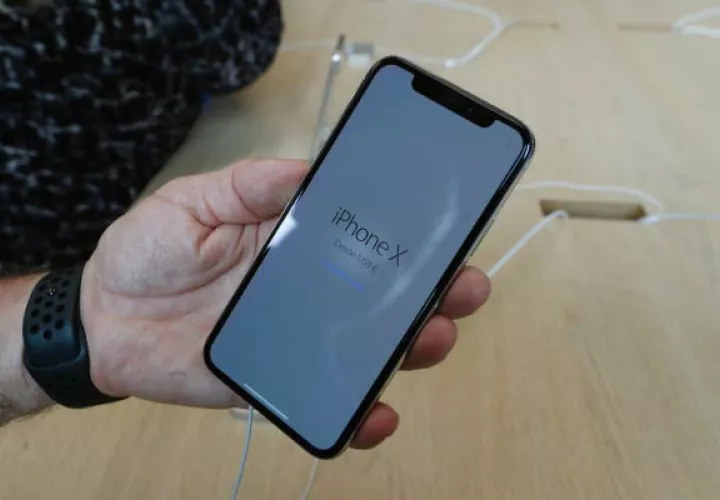 Una persona sostiene un nuevo iPhone X.
