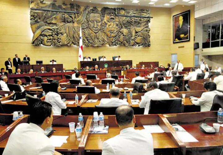 Diputados enfrentan críticas por el uso del presupuesto de la Asamblea. Fotos/internet
