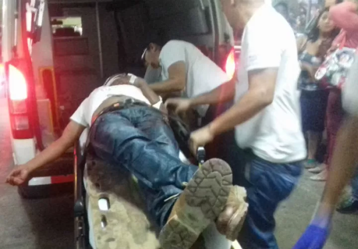Uno de los heridos en la balacera cuando es trasladado al hospital regional. Foto: Mayra Madrid