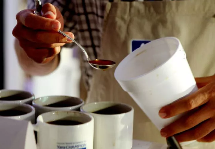 Un hombre participa de una cata de café. 