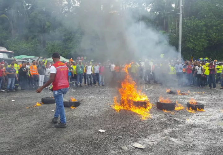 La protesta se desarrolló ante la presencia de unidades policiales. Foto. Delfia Cortez.