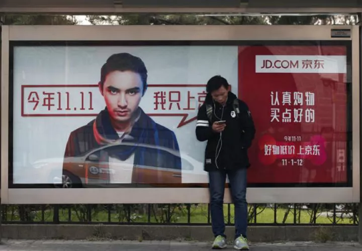 Un hombre usa un teléfono inteligente en China.