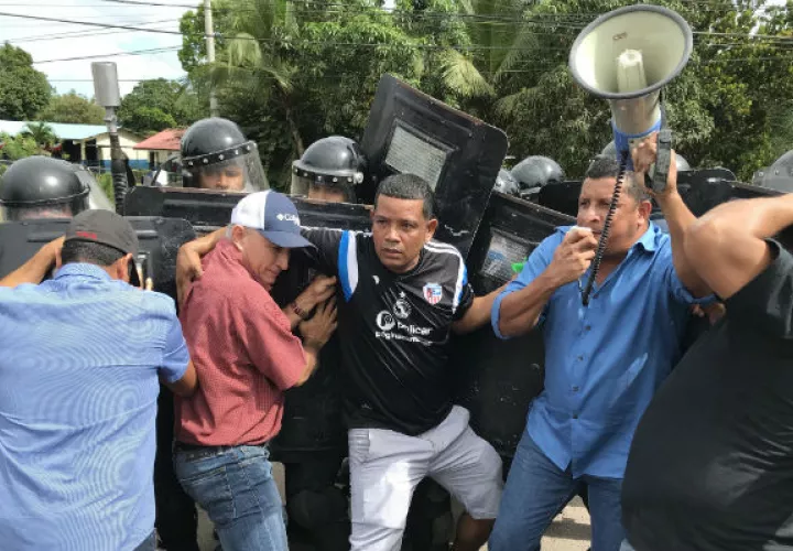 Pobladores se abalanzaron contra las unidades policiales y obligaron a la liberación del parlamentario. Foto: Víctor Eliseo Rodríguez