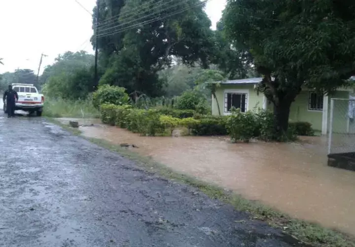 Un policía observa la magnitud de la inundación en una residencia en Natá. Foto: Elena Valdez.