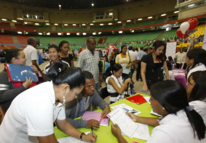 Los panameños acuden a las constantes feria de empleo que realiza el Mitradel. Foto/Archvio