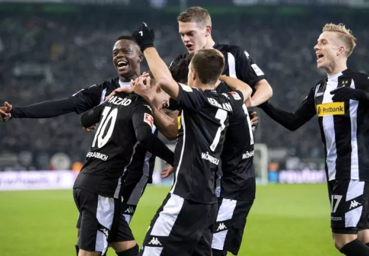 Jugadores del Gladbach celebran su tanto sobre el Bayern. Foto AP