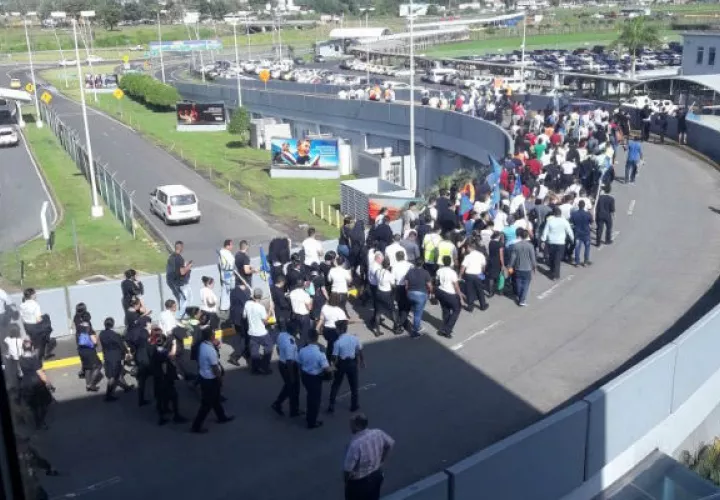 Los trabajadores piden salarios dignos y mejoras de salario 