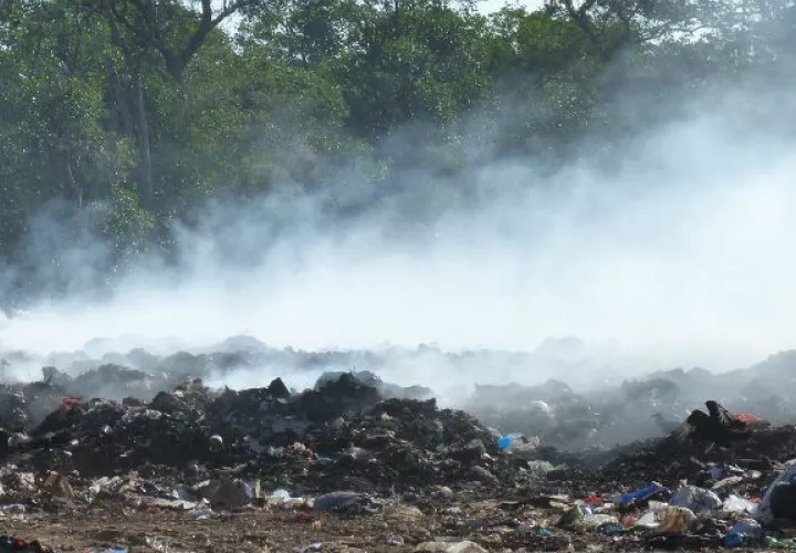 El humo pone en peligro la salud de los habitantes. Foto: Thays Domínguez