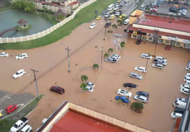 La intensas lluvias han provocado inundaciones en la ciudad capital.