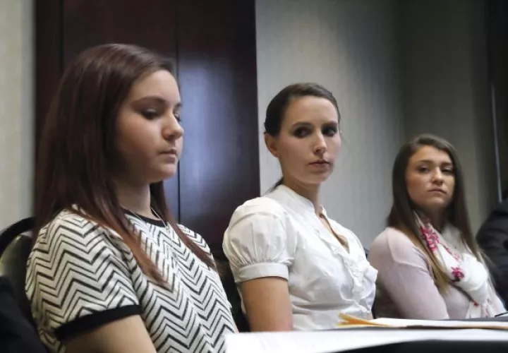   Kaylee Lorincz, (izq.) Rachael Denhollander (c) y Lindsey Lenke, todas víctimas del Dr.. Larry Nassar. Foto AP
