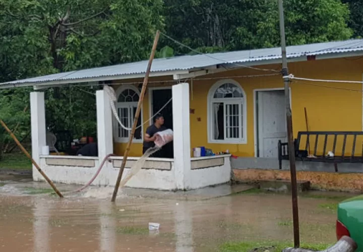 La crecida los tomó por sorpresa. Foto: Raimundo Rivera 