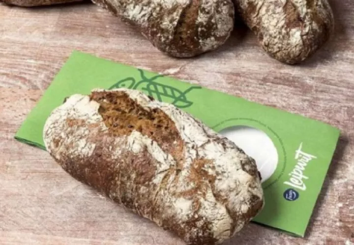 Primer  pan con insectos comercial .