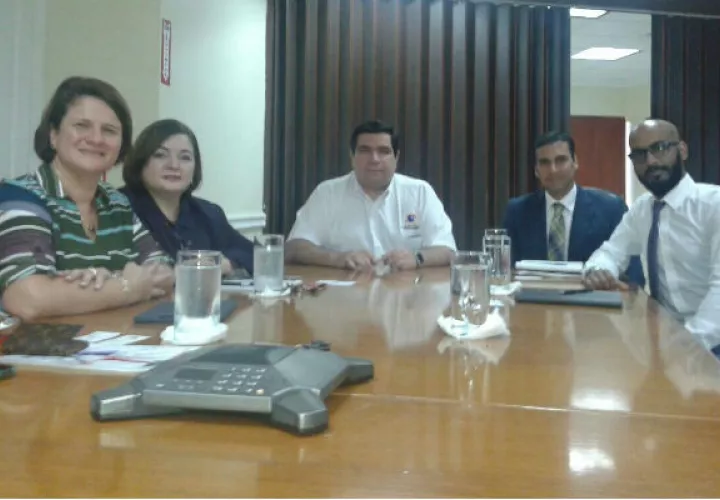 El administrador de Acocedo, Oscar García se reunió  con los representante de la Agencia Viajes Colón, Sary Valverde y  el señor Imran Patel de Match Hospitality. Foto/Cortesía