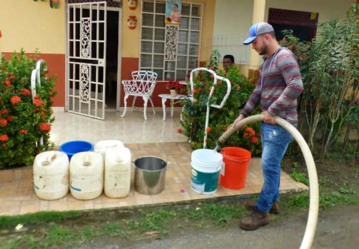 En los portales se ven los tanques para recolecta agua de cisternas. Foto: Thays Domínguez. 