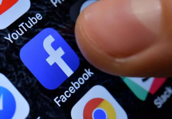 Fotografía detalle que muestra la aplicación de Facebook en un iPhone.