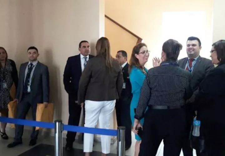 La primera audiencia se suspendió alegando problemas con el Internet.