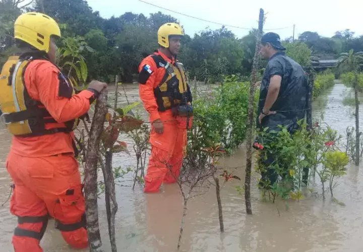 Los tres rescatistas fueron llevados al centro de salud de San Isidro / Foto: Sinaproc.