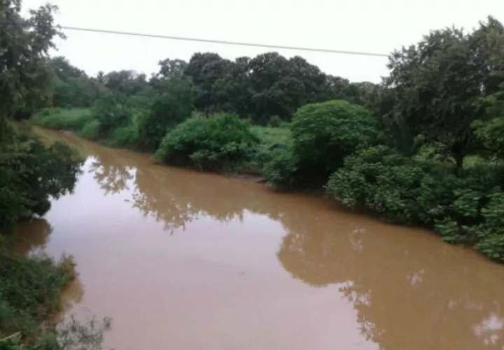 Autoridades han tenido que entregar agua embotellada por la preocupación de la población.