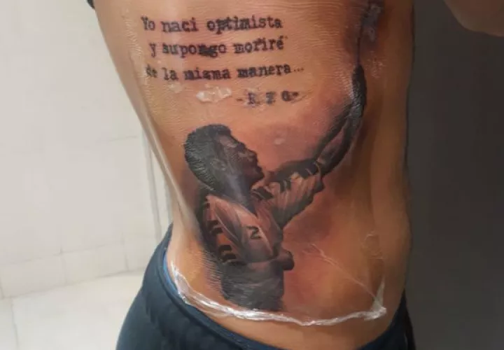 La frase que acompaña su “tatto” es original de su hermano