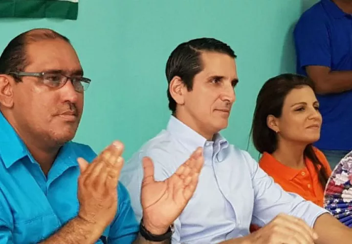 Roux en reunión con convencionales y dirigentes del CD. Foto: Cortesía. 