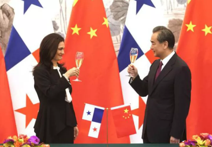 86 mil 953 dólares costó el traslado de siete funcionarios a China.