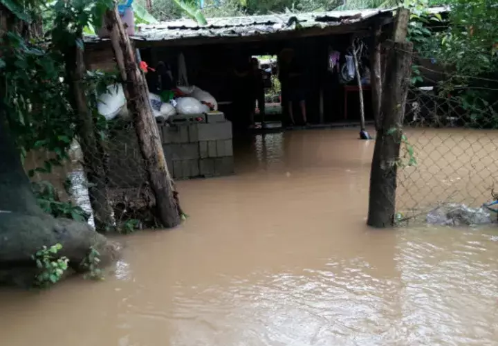 Casa rodeada de agua por la crecida del río. Foto: Zenaida Vásquez.