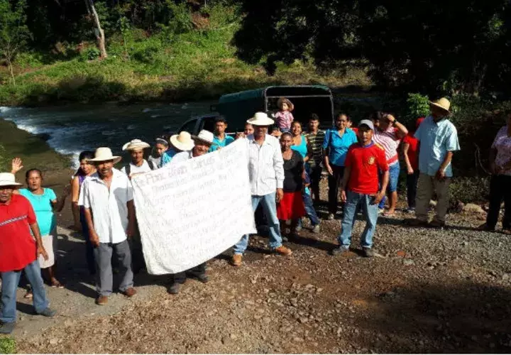 Los residentes exigen al MOP una respuesta con la carretera y el puente. Foto: Elena Valdez.  