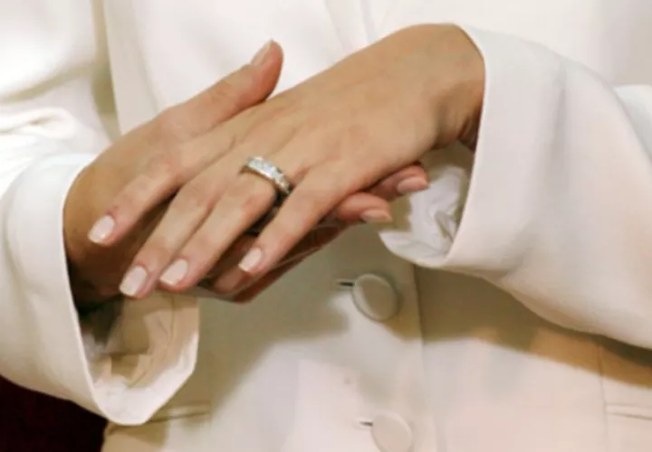 Letizia Ortiz mostró a sus colegas el anillo que le obsequió el rey.
