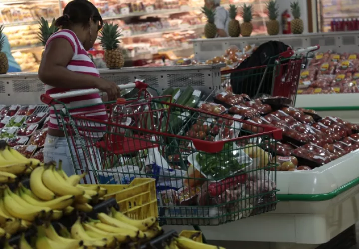 Expertos recomiendan a la población ser cautelosos  y consumir productos nacionales y no los importados. Archivo