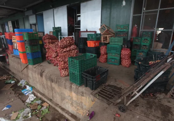 Los comerciantes del Mercado Agrícola Central constantemente se quejan del mal estado en que se encuentra sus instalaciones. Archivo
