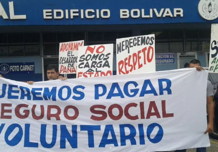 Tras la suspensión de las afiliaciones, un grupo de extranjeros protestó frente al edificio Bolívar para exigir que se retomen. Archivo