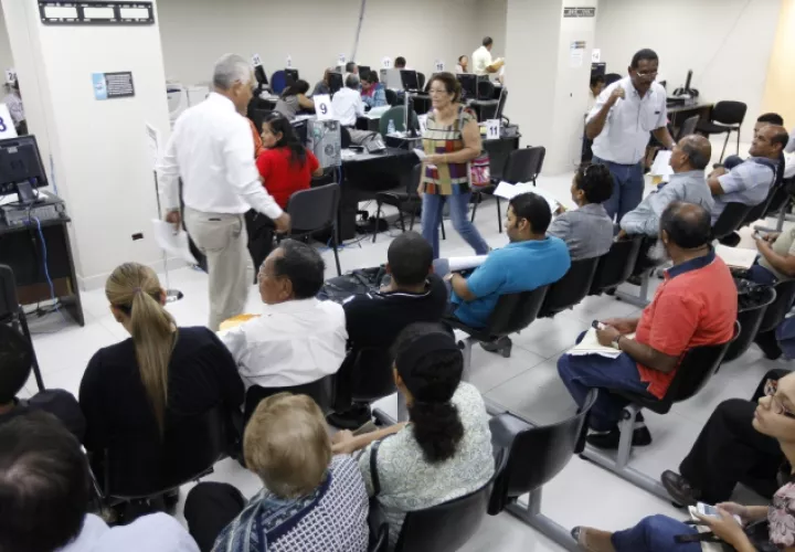 Los expertos dicen que se debe reordenar el pago de impuestos y que la contribución sea para los sectores de mayor poder económico. Archivo