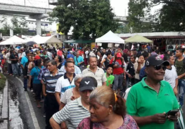 Largas filas de personas en Pan de Azúcar, San Miguelito. Foto: Roberto Barrios