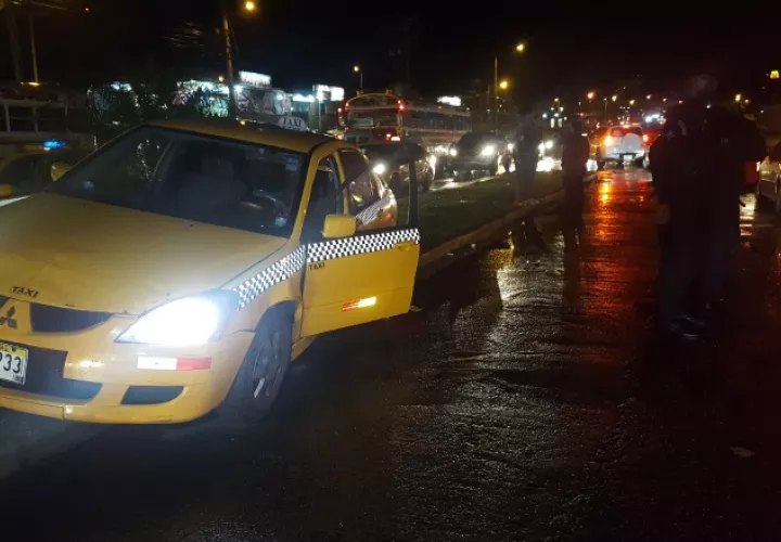 El taxi donde fue asesinado a balazos 'Pochon'. /Foto D. Sánchez/ D. Cortez  