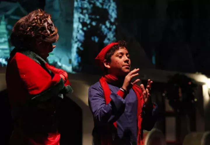 Los colores de la Navidad se aprecian en vestuarios y el escenario.