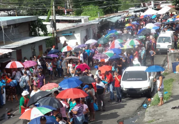 Por  segundo año consecutivo, los mercados populares con rebajas de productos de la mesa navideña se salen de control. /Foto Landro Ortiz