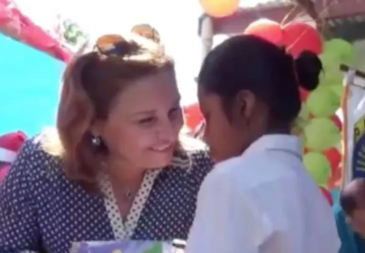 Procuradora Kenia Porcell, en donativos en Bocas del Toro. /Foto Twitter