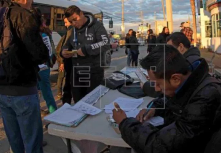 Los desempleados ha descendido en 90 mil. EFE