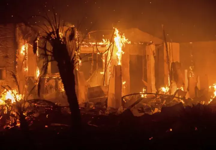 El fuego se extendió al norte de San Diego, donde destruyó decenas de casas rodantes. AP