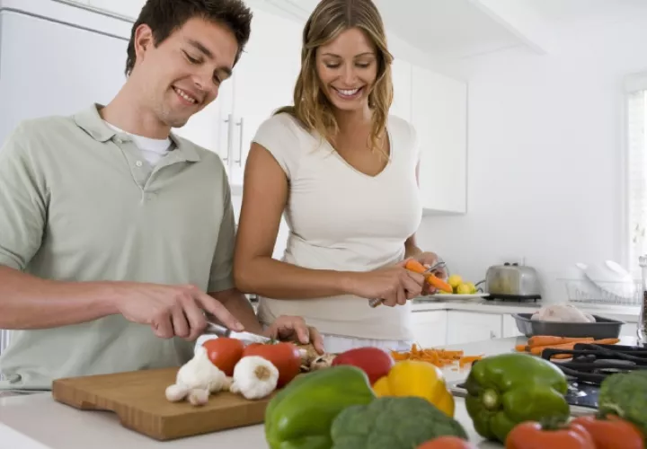 Comer de todo, pero porciones más pequeñas. Preparar solo un plato principal, con una guarnición de ensaladas. Archivo