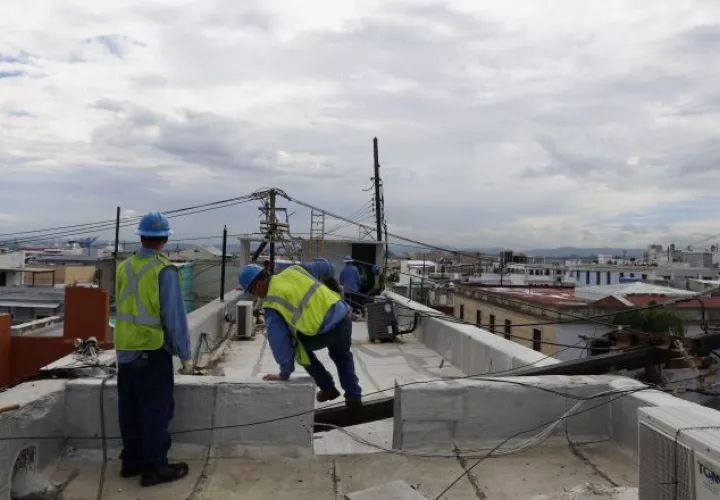 Tratan de restablecer la energía eléctrica. EFE