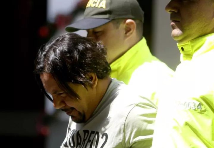 La policía colombiana presentó ante los medios de comunicación al narco alías "Tom". EFE