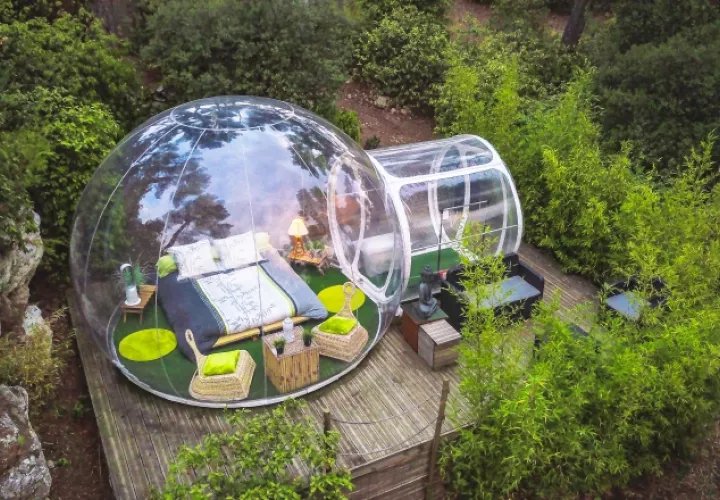 Una de las habitaciones burbuja en medio de un idílico paisaje. Cortesía
