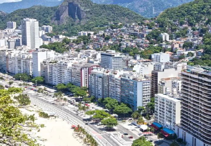 En Copacabana ya ha comenzado el montaje de los escenarios /Foto EFE